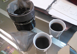 試作したフィルターを使って師匠の事務所にて試飲。師匠「この油は･･･コーヒーの油や！！」